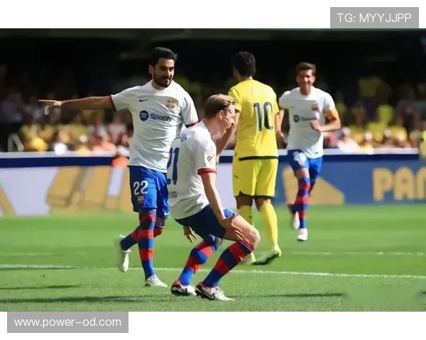 德容 vs 布斯克茨：后腰位置理解与战术执行差异